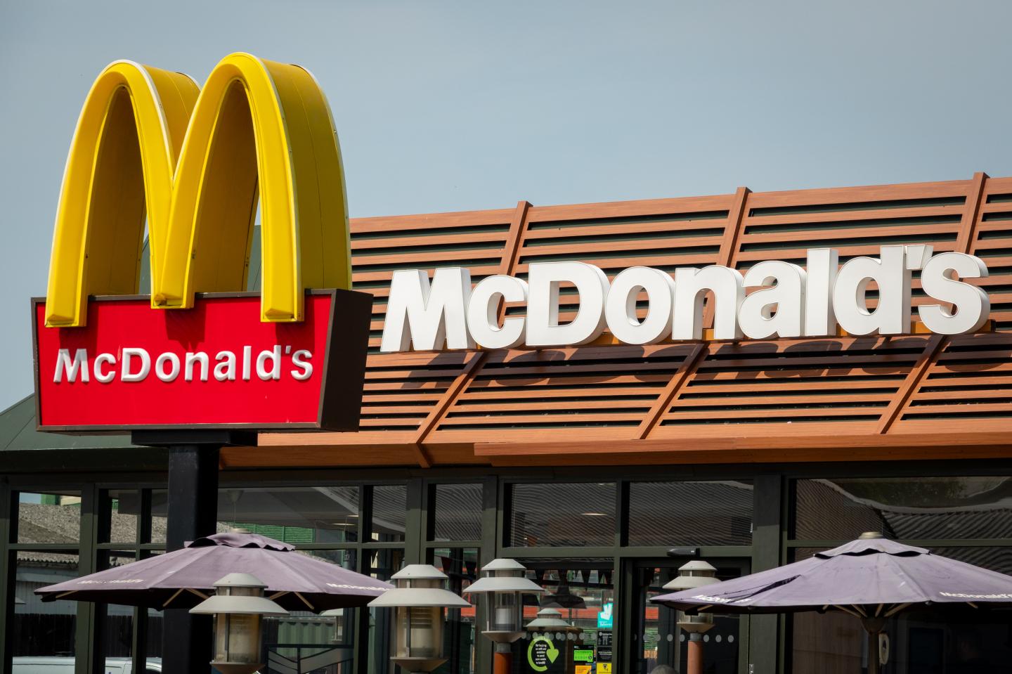 the outside of a mcdonald's restaurant