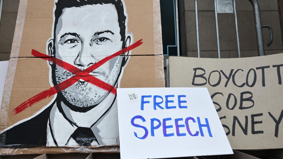 Signs of Jimmy Kimmel next to signs proclaiming free speech.