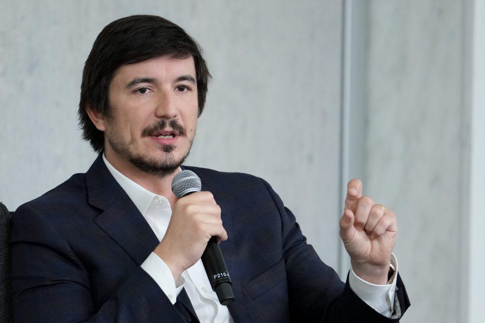 gettyimages-2239567227-e1762775973321 Vlad Tenev speaks at a conference.