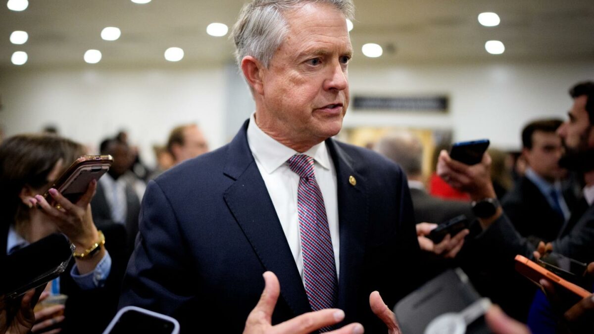 Major crypto bill overcomes obstacle as senator cuts plan to target credit card fees