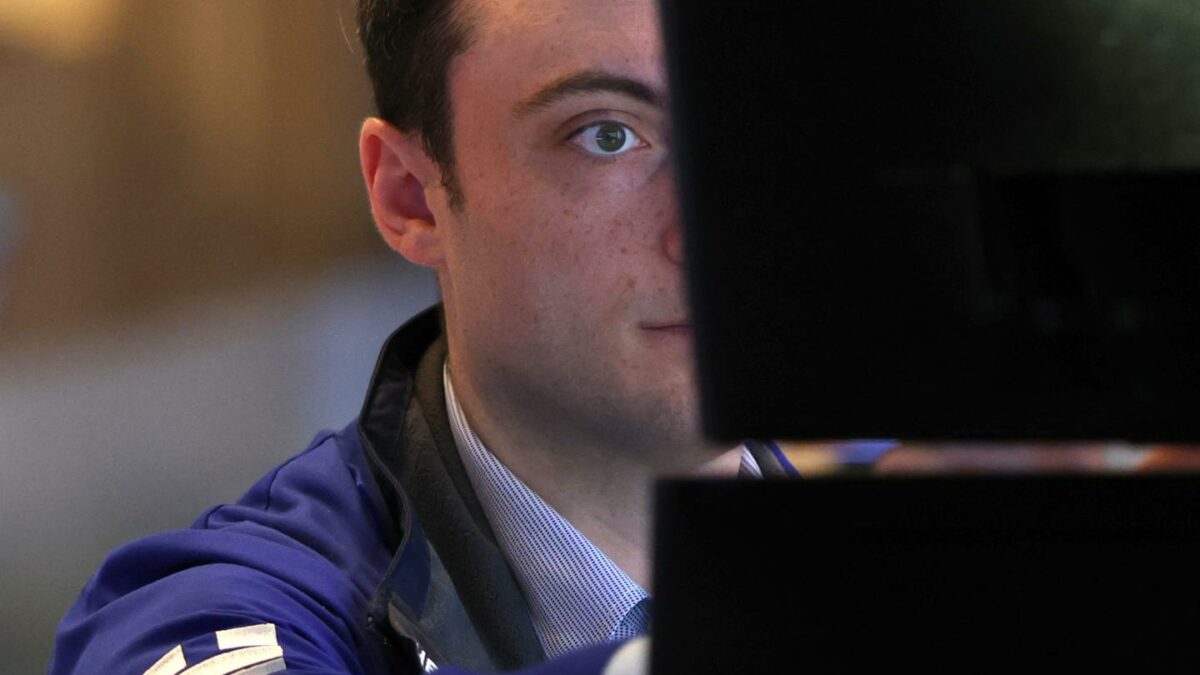Scott Galloway wants the stock market to crash. Gen Z is already betting like it will