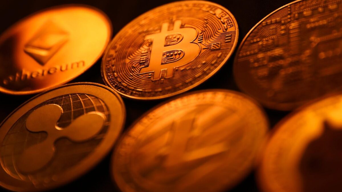 Bloomberg analysts predict a "wave of cryptocurrency ETFs" in 2025.