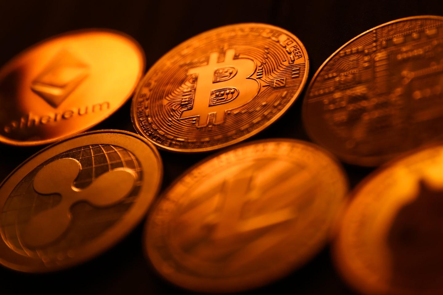 Bloomberg analysts predict a "wave of cryptocurrency ETFs" in 2025.