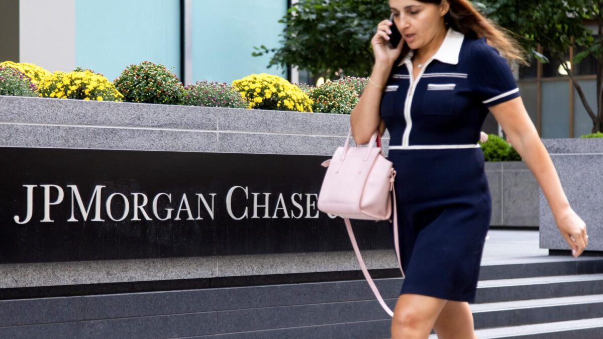 JPMorgan predicts that SOL and XRP ETFs could bring in as much as $14 billion.