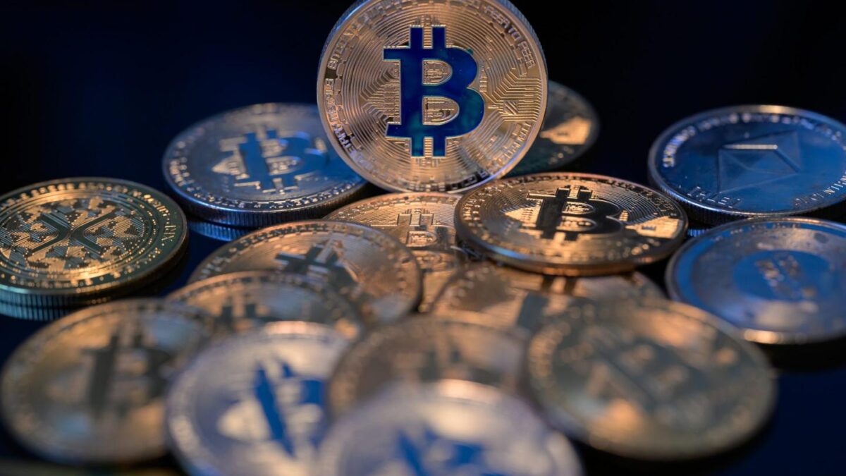 Fidelity, one of the world's largest asset managers, predicts that more governments will begin buying Bitcoin in 2025.