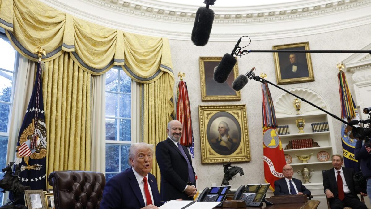 Photo of Donald Trump in the Oval Office